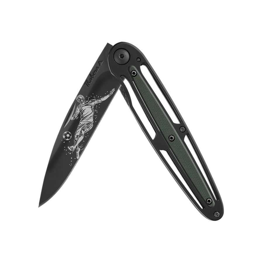 Couteau acier finition titane noir plaquette centrale résine g10 kaki motif «footballeur»