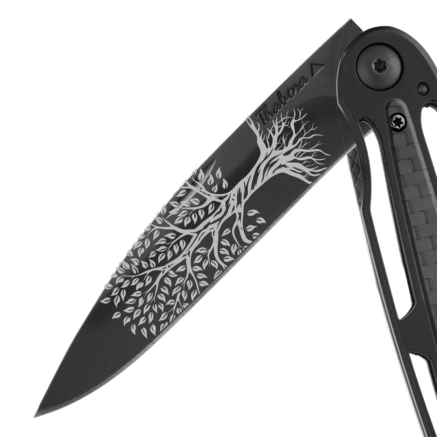Couteau acier finition titane noir plaquette centrale carbone motif «arbre de vie»