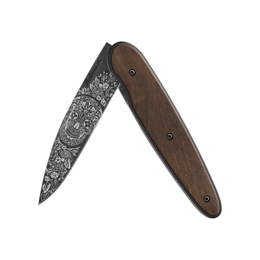Couteau acier finition titane noir plaquette pleine bois foncé motif «tête mexicaine»