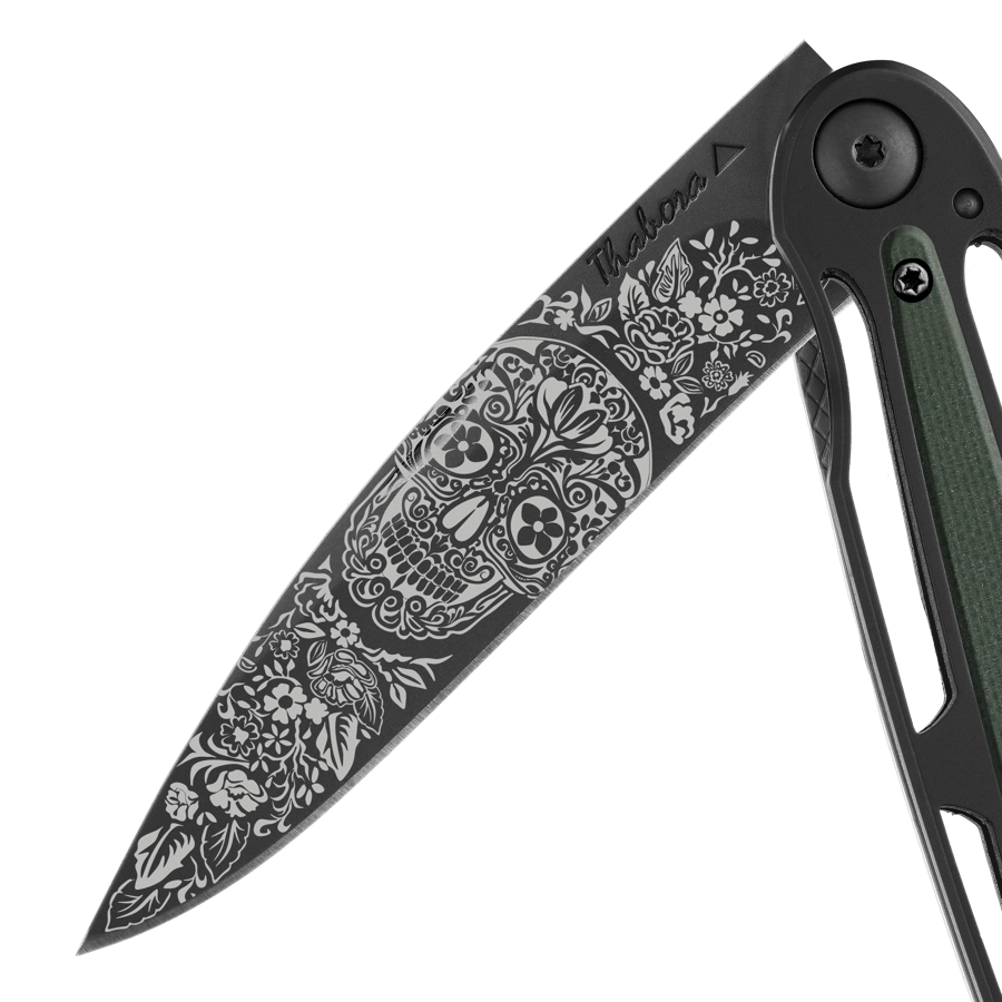 Couteau acier finition titane noir plaquette centrale résine g10 kaki motif «tête mexicaine»