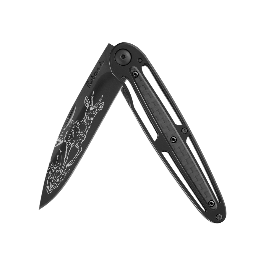 Couteau acier finition titane noir plaquette centrale carbone motif «chevreuil brocard»