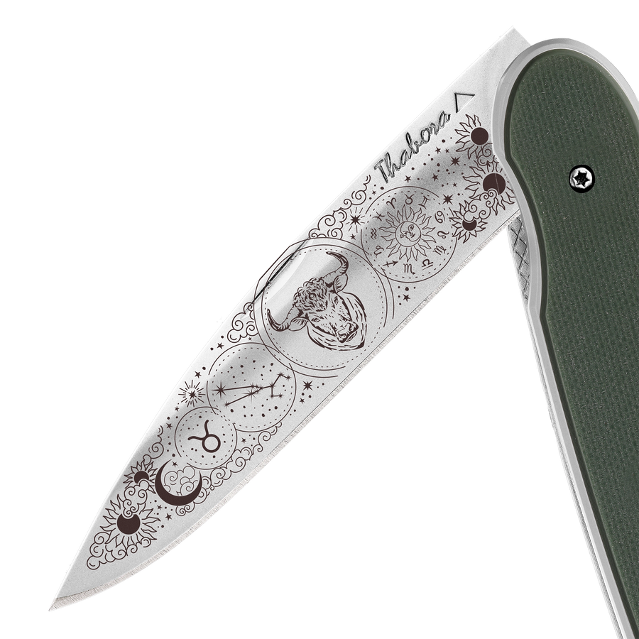 Couteau acier finition brillante plaquette pleine résine g10 kaki motif «zodiaque taureau»