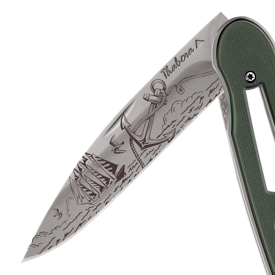 Couteau acier finition titane gris plaquette ajourée résine g10 kaki motif «océan»