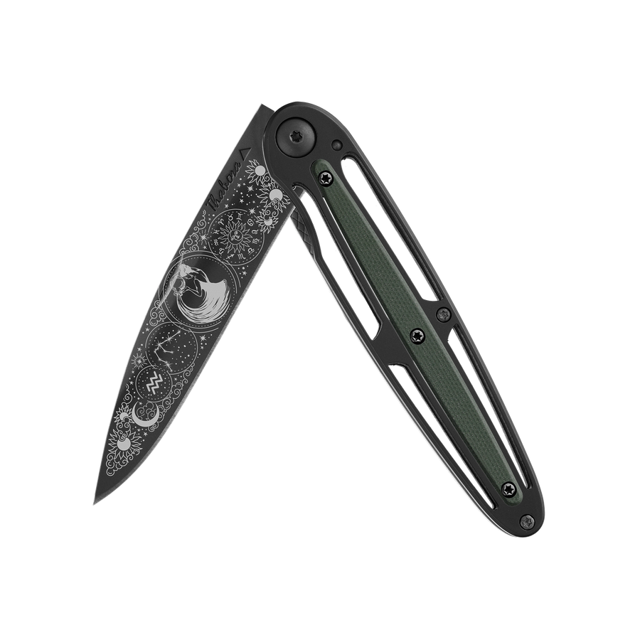 Couteau acier finition titane noir plaquette centrale résine g10 kaki motif «zodiaque verseau»