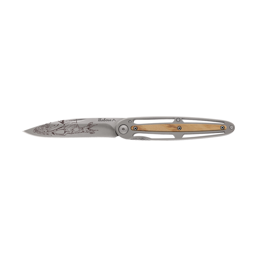 Couteau acier finition titane gris plaquette centrale bois clair motif «chevreuil brocard»