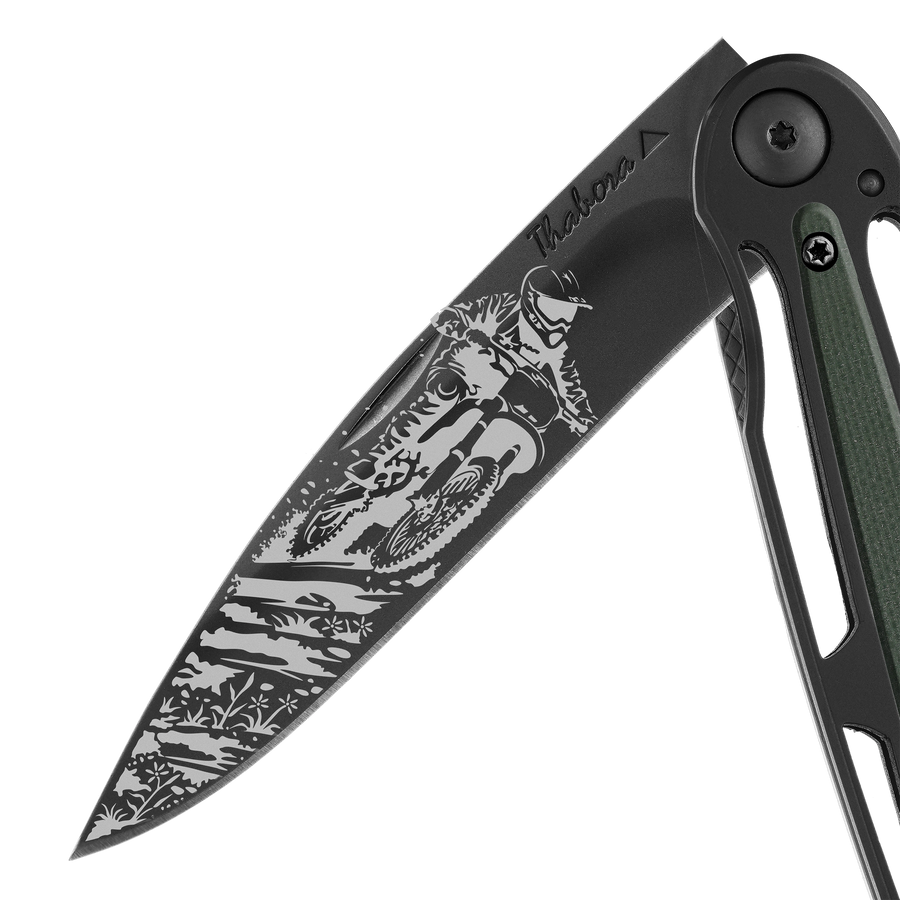 Couteau acier finition titane noir plaquette centrale résine g10 kaki motif «motocross»