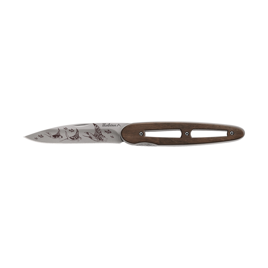 Couteau acier finition titane gris plaquette ajourée bois foncé motif «raie manta»