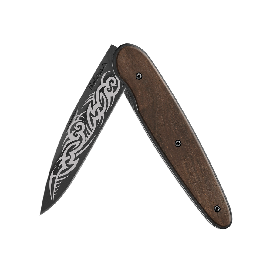 Couteau acier finition titane noir plaquette pleine bois foncé motif «tribal gothique»
