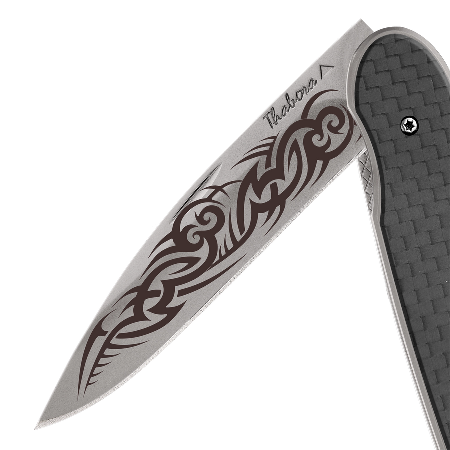 Couteau acier finition titane gris plaquette pleine carbone motif «tribal gothique»