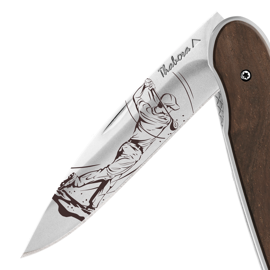 Couteau acier finition brillante plaquette pleine bois foncé motif «golfeur»