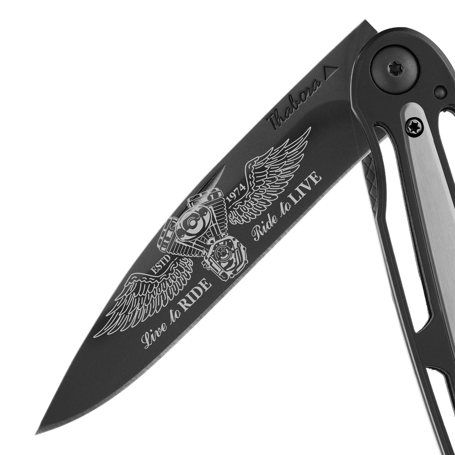 Couteau acier finition titane noir plaquette centrale acier brossé motif «biker ailes»