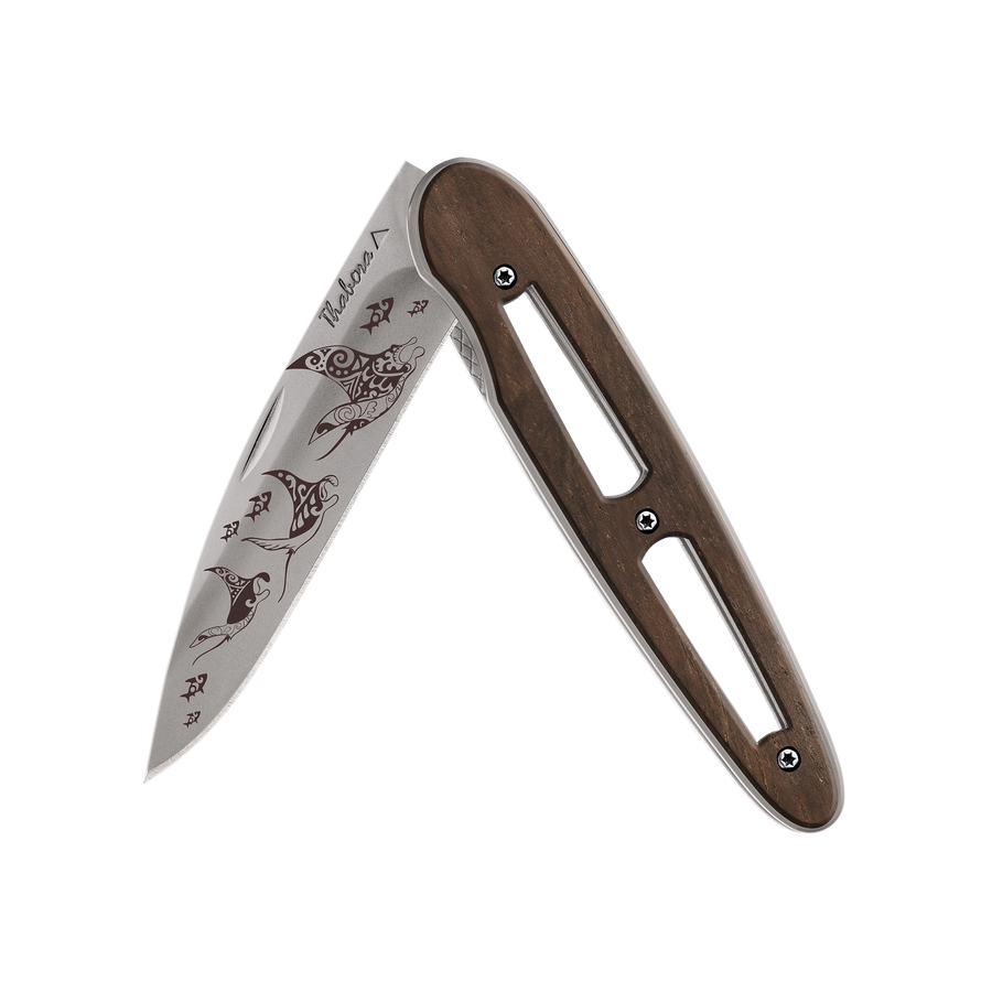 Couteau acier finition titane gris plaquette ajourée bois foncé motif «raie manta»