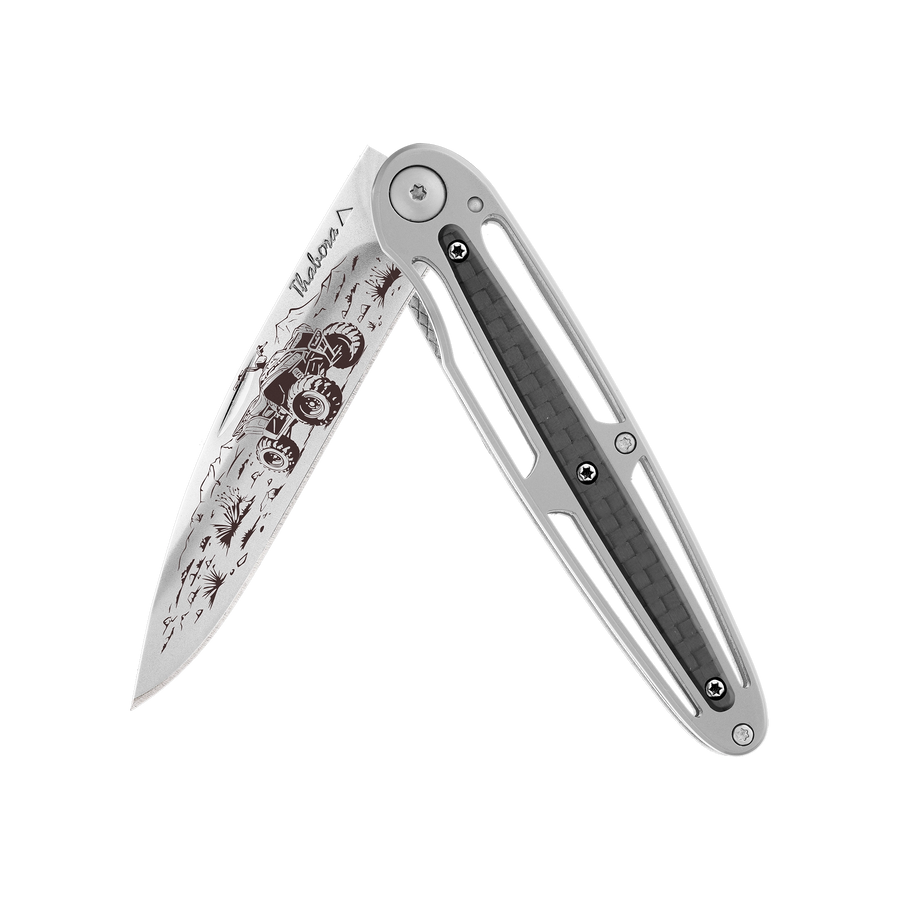 Couteau acier finition brillante plaquette centrale carbone motif «quad»