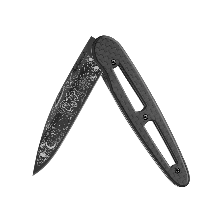 Couteau acier finition titane noir plaquette ajourée carbone motif «zodiaque bélier»