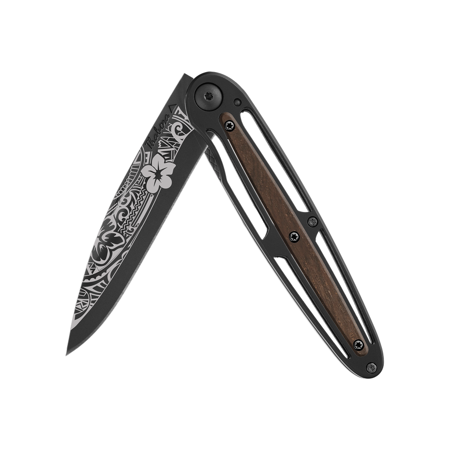 Couteau acier finition titane noir plaquette centrale bois foncé motif «polynésien»