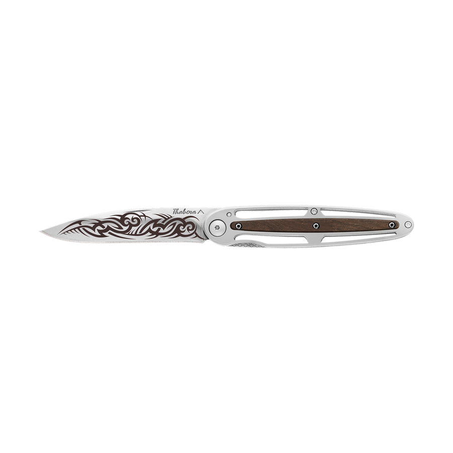Couteau acier finition brillante plaquette centrale bois foncé motif «tribal gothique»