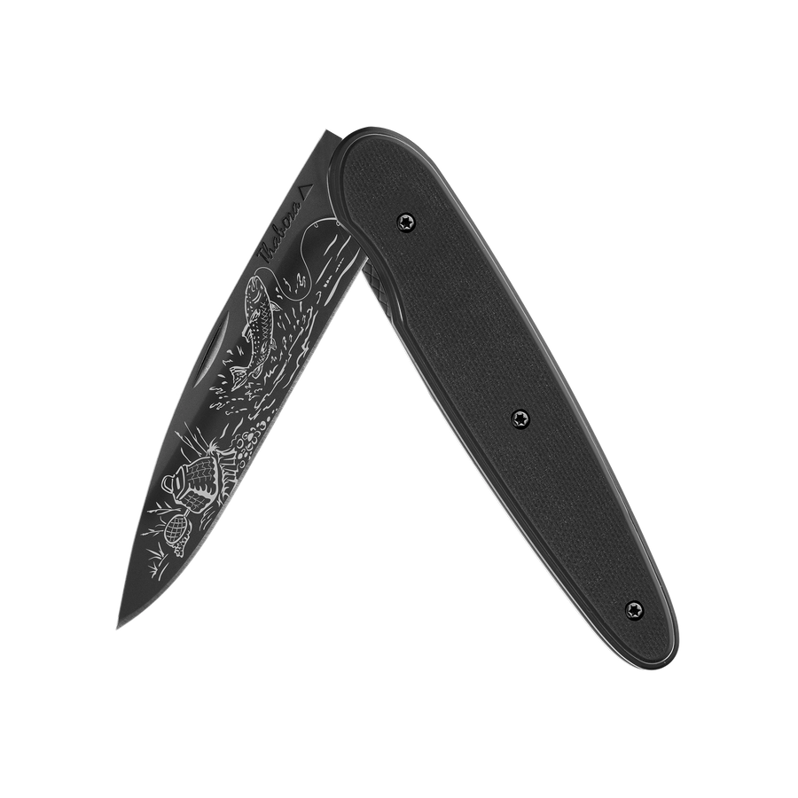 Couteau acier finition titane noir plaquette pleine résine g10 noir motif «pêche rivière»