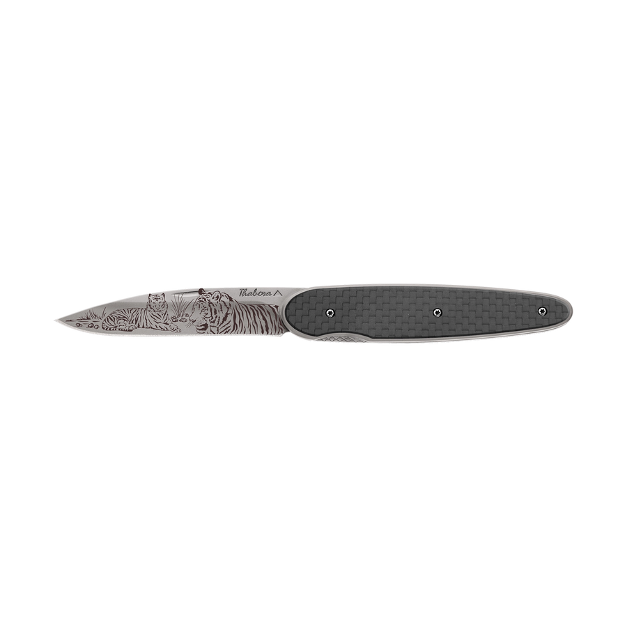 Couteau acier finition titane gris plaquette pleine carbone motif «tigres»