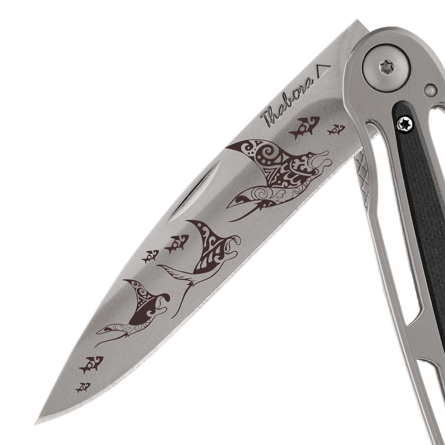 Couteau acier finition titane gris plaquette centrale résine g10 noir motif «raie manta»