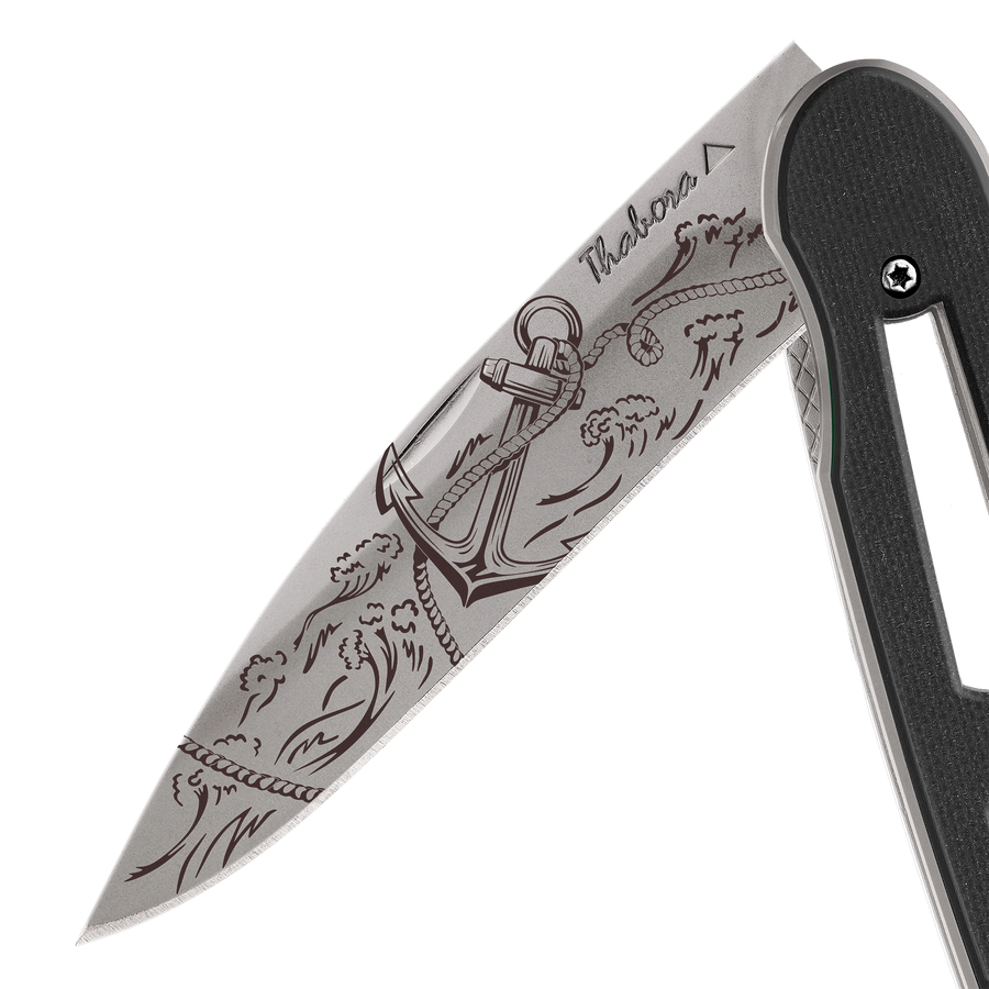 Couteau acier finition titane gris plaquette ajourée résine g10 noir motif «ancre»