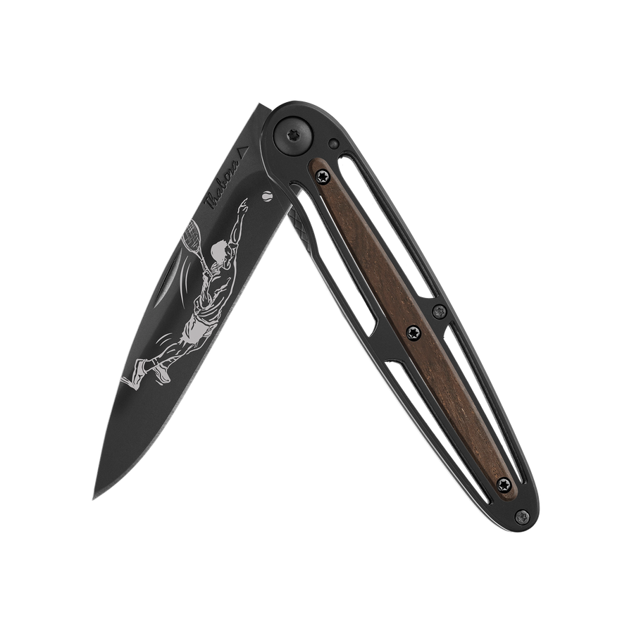 Couteau acier finition titane noir plaquette centrale bois foncé motif «tennisman»