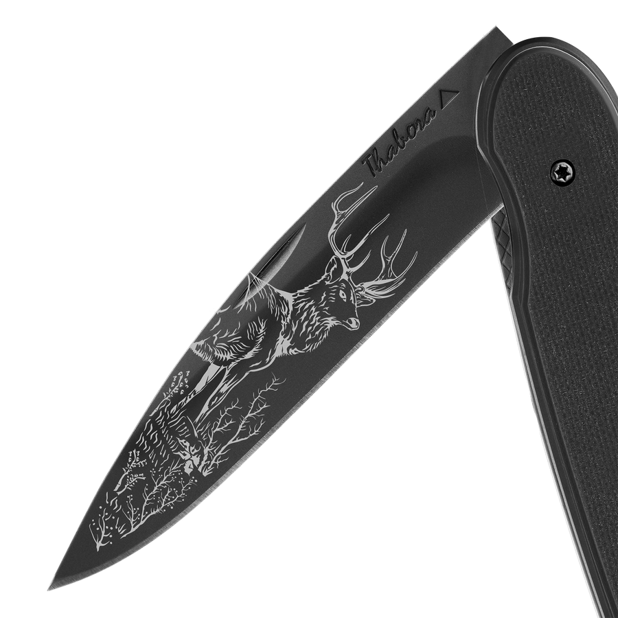Couteau acier finition titane noir plaquette pleine résine g10 noir motif «cerf»