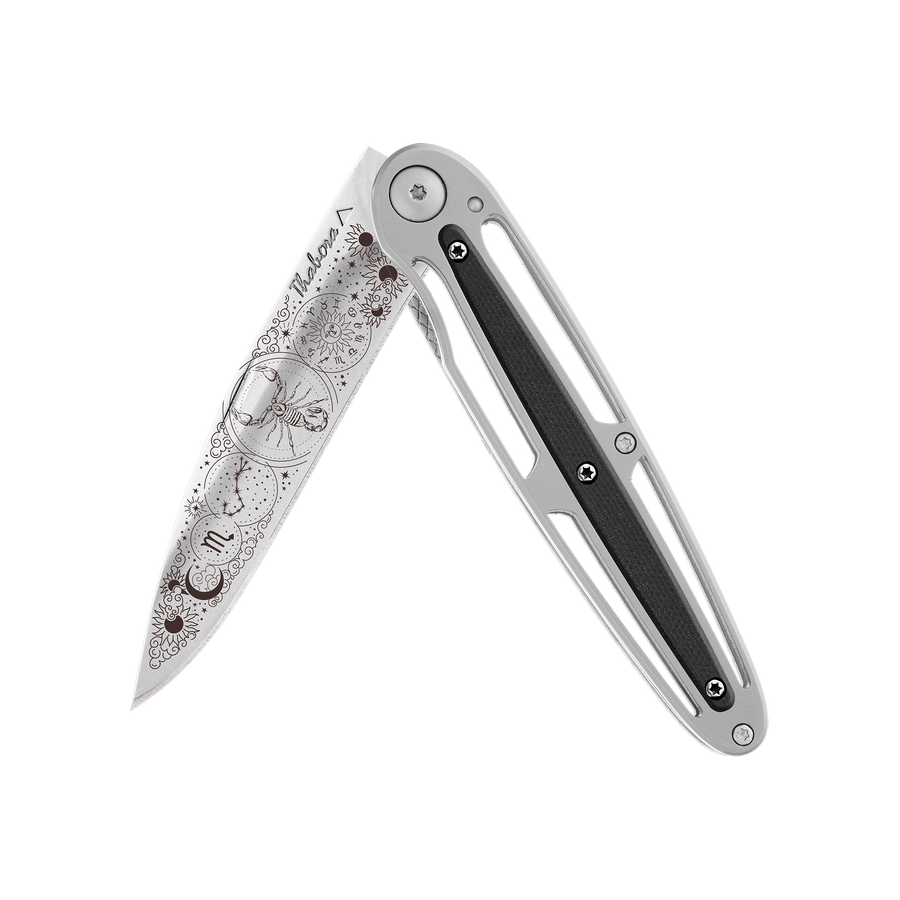 Couteau acier finition brillante plaquette centrale résine g10 noir motif «zodiaque scorpion»