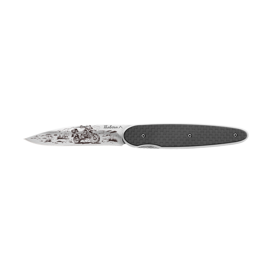 Couteau acier finition brillante plaquette pleine carbone motif «trail»
