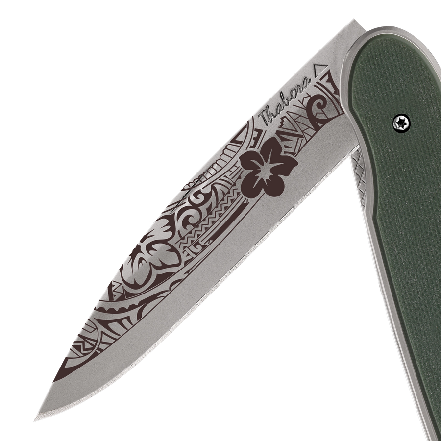 Couteau acier finition titane gris plaquette pleine résine g10 kaki motif «polynésien»