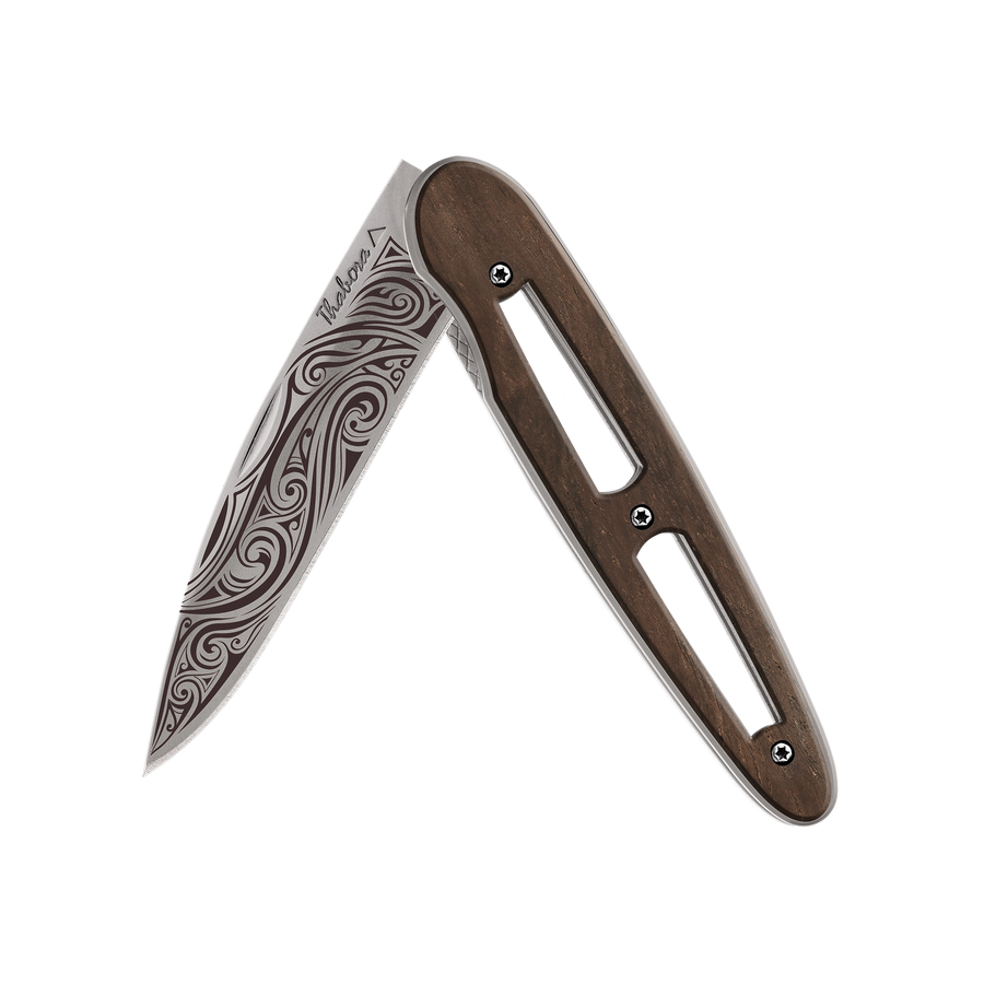 Couteau acier finition titane gris plaquette ajourée bois foncé motif «volutes»