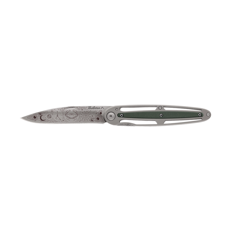 Couteau acier finition titane gris plaquette centrale résine g10 kaki motif «zodiaque cancer»