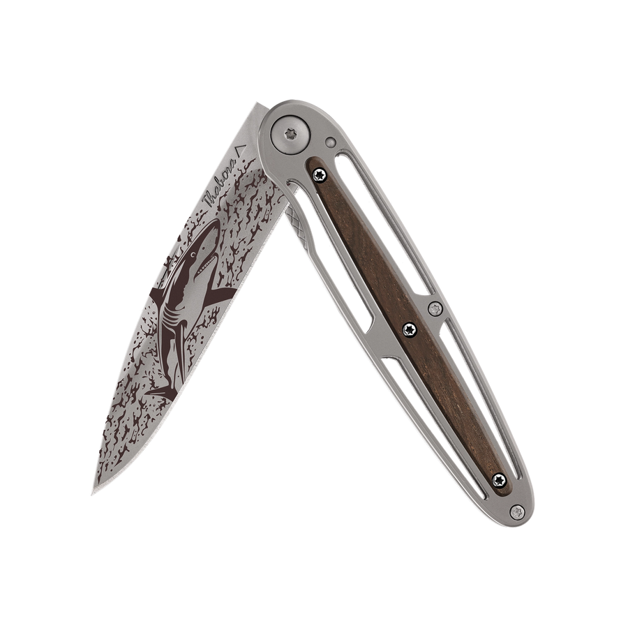Couteau acier finition titane gris plaquette centrale bois foncé motif «requin»
