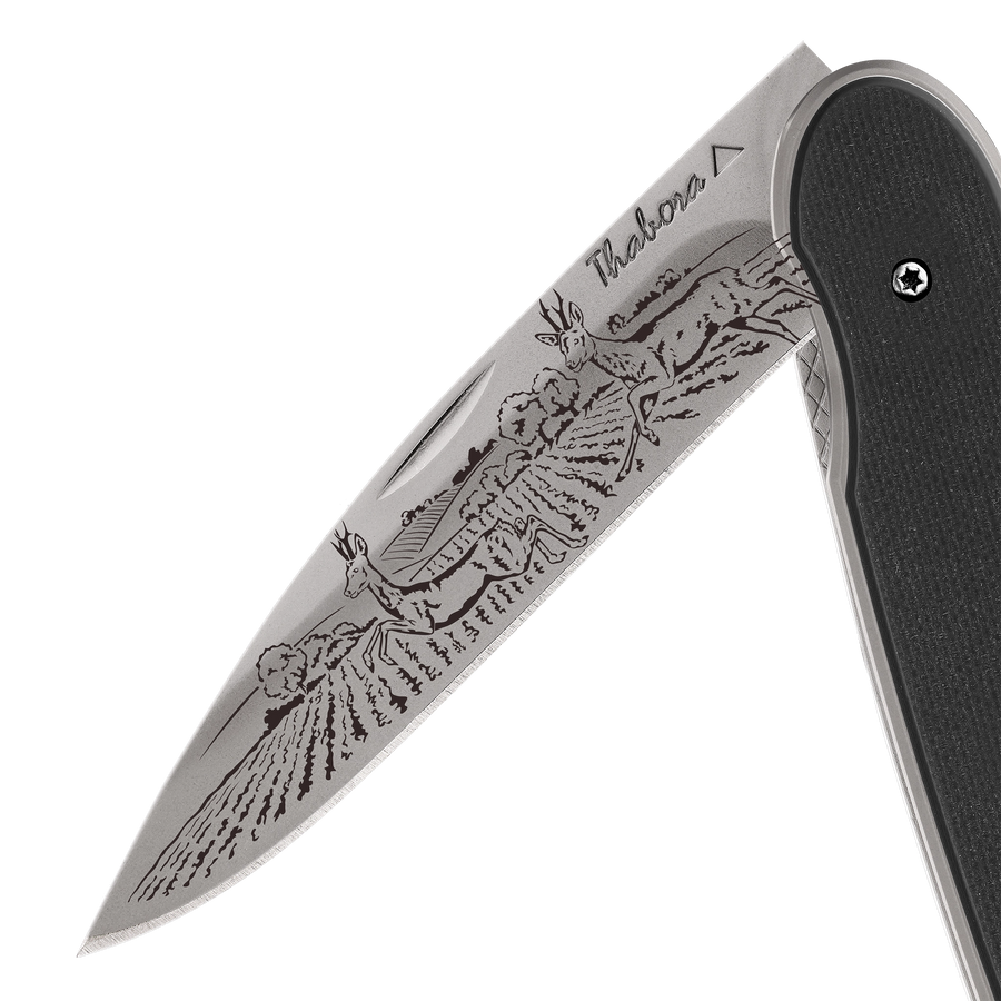 Couteau acier finition titane gris plaquette pleine résine g10 noir motif «chevreuil»