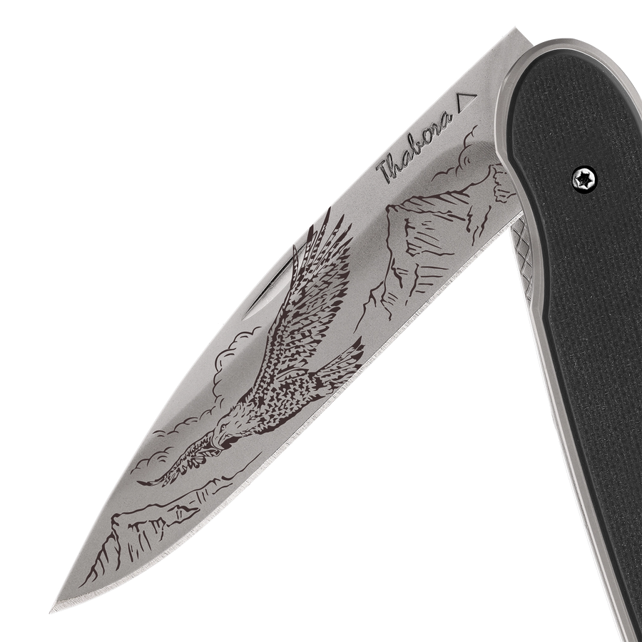 Couteau acier finition titane gris plaquette pleine résine g10 noir motif «aigle»