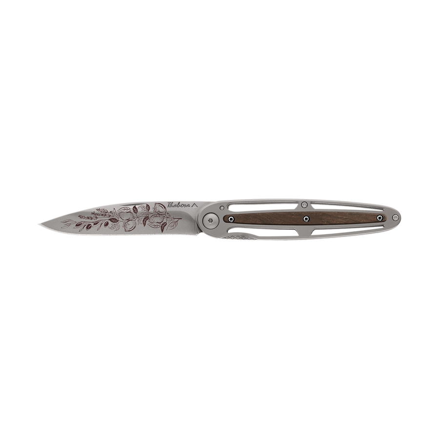 Couteau acier finition titane gris plaquette centrale bois foncé motif «provencal»