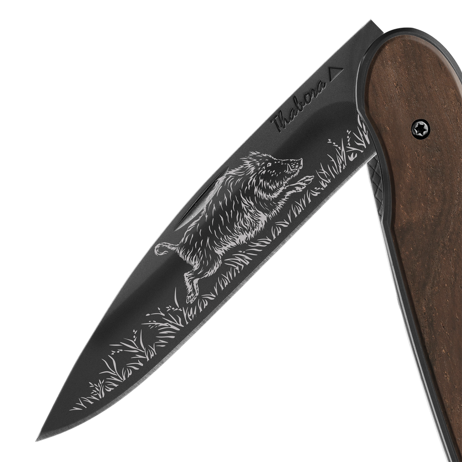 Couteau acier finition titane noir plaquette pleine bois foncé motif «sanglier»