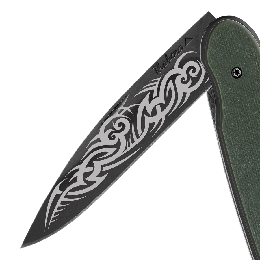 Couteau acier finition titane noir plaquette pleine résine g10 kaki motif «tribal gothique»