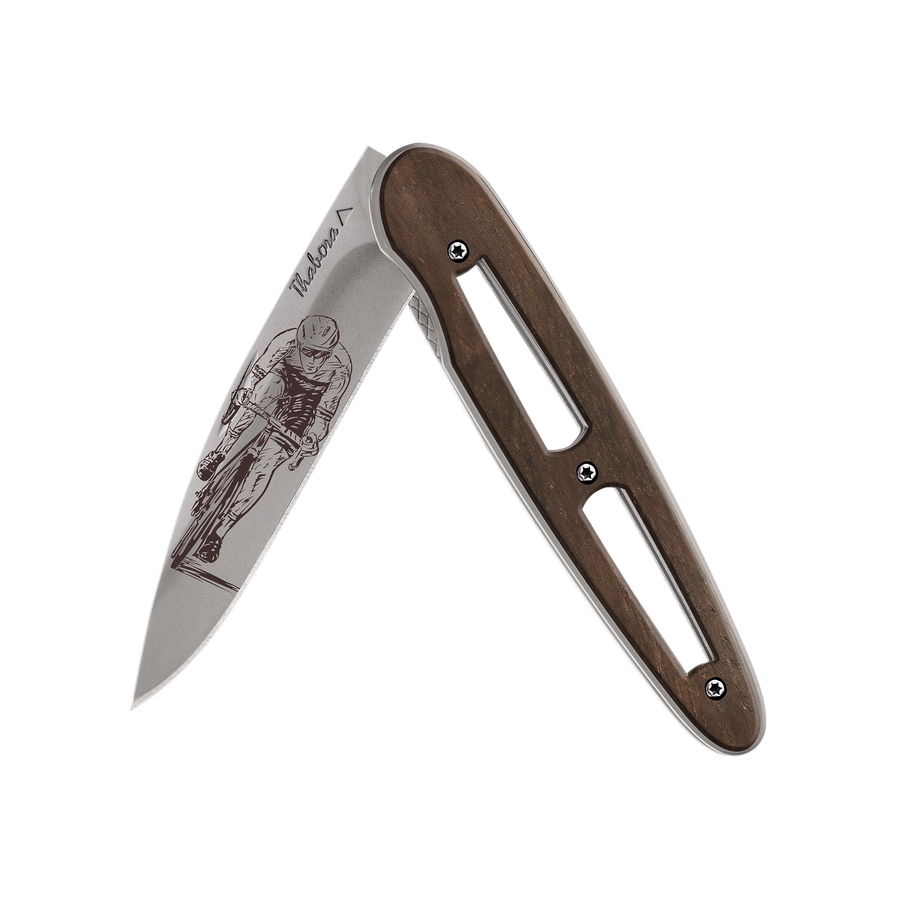 Couteau acier finition titane gris plaquette ajourée bois foncé motif «cycliste»