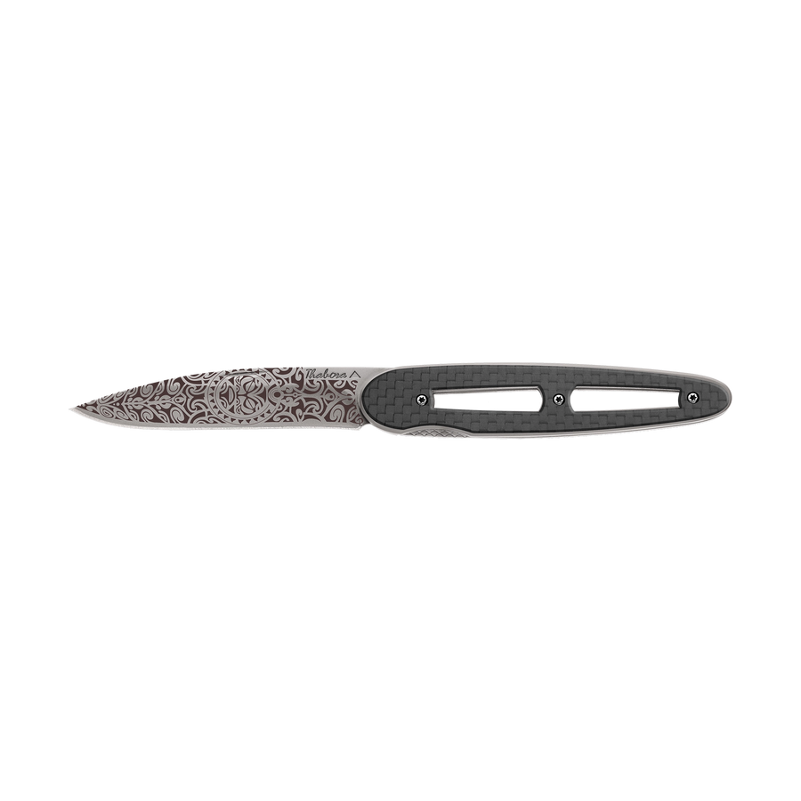 Couteau acier finition titane gris plaquette ajourée carbone motif «tiki»