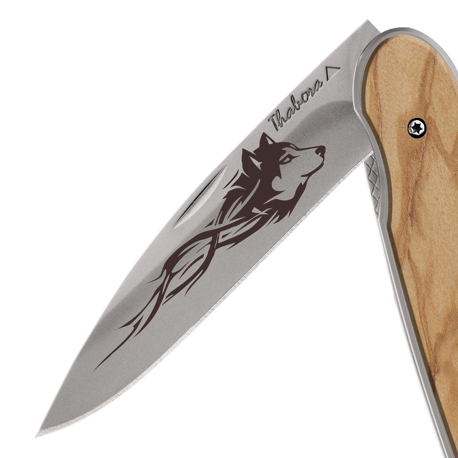 Couteau acier finition titane gris plaquette pleine bois clair motif «loup tribal»
