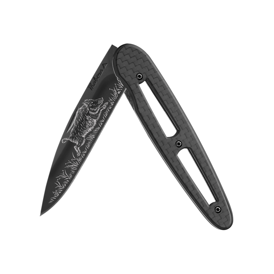 Couteau acier finition titane noir plaquette ajourée carbone motif «sanglier»