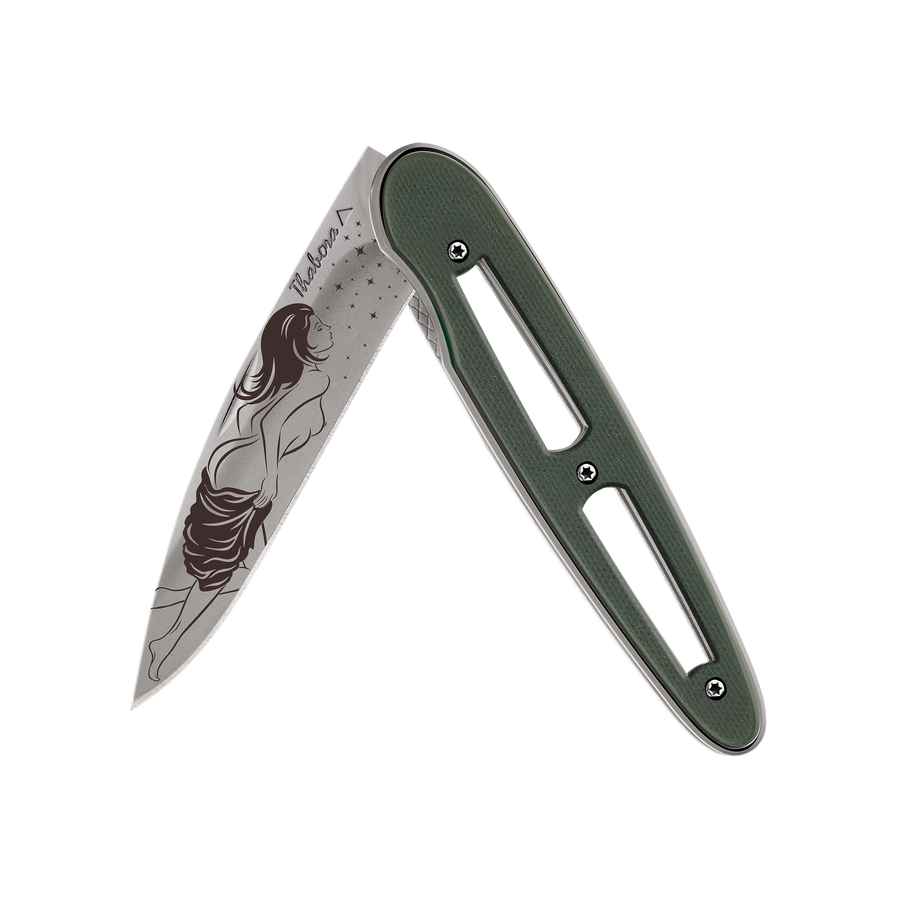 Couteau acier finition titane gris plaquette ajourée résine g10 kaki motif «femme dénudée»