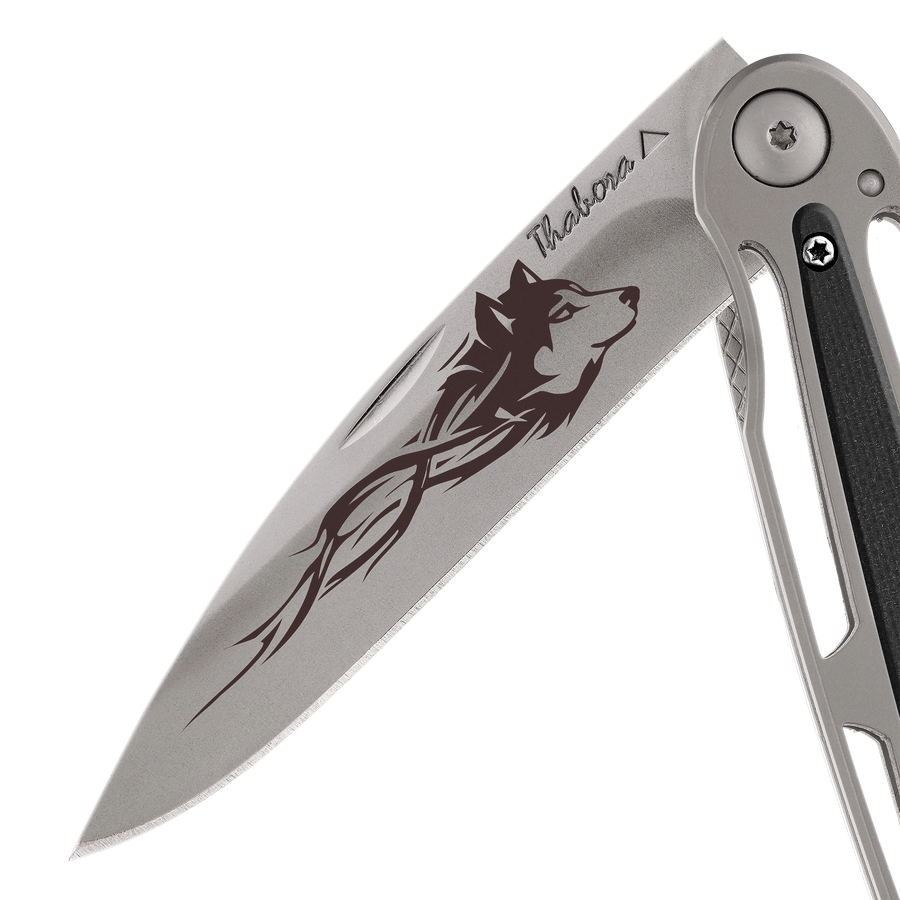 Couteau acier finition titane gris plaquette centrale résine g10 noir motif «loup tribal»