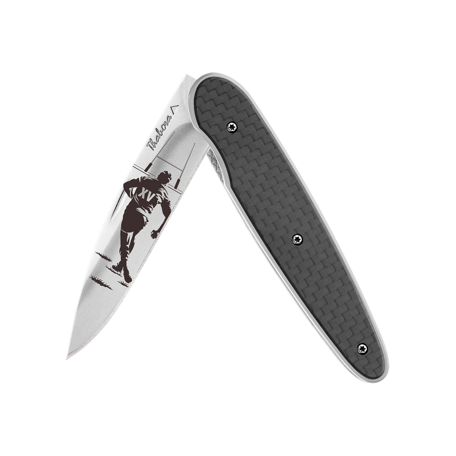 Couteau acier finition brillante plaquette pleine carbone motif «rugby»