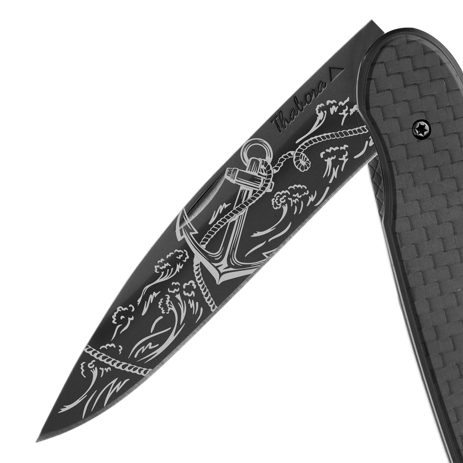 Couteau acier finition titane noir plaquette pleine carbone motif «ancre»