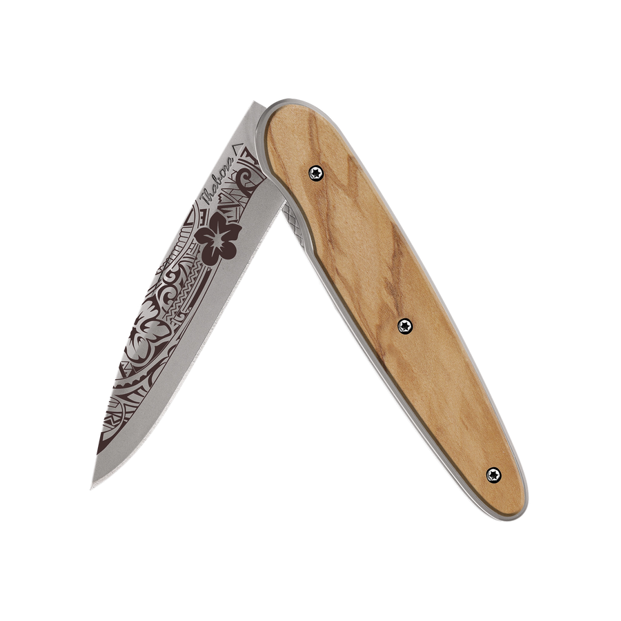 Couteau acier finition titane gris plaquette pleine bois clair motif «polynésien»