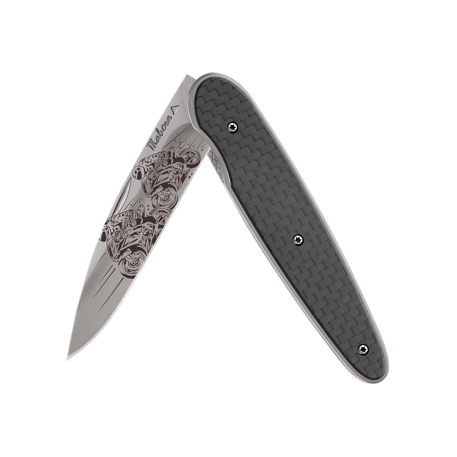Couteau acier finition titane gris plaquette pleine carbone motif «motos de course»
