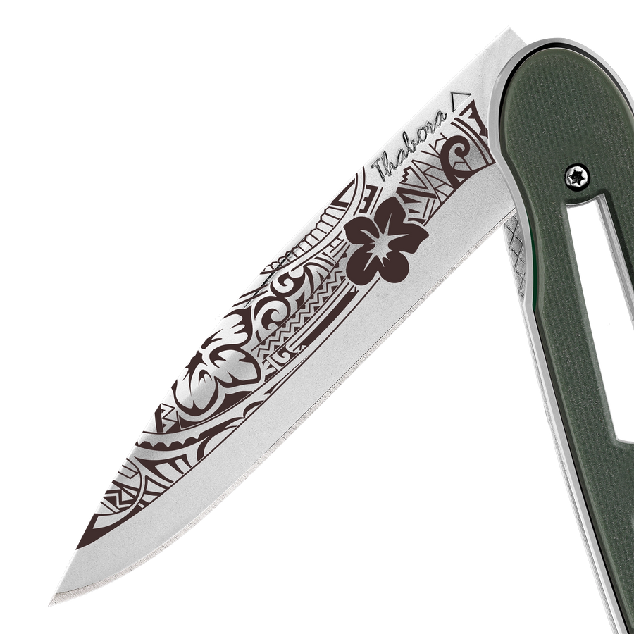 Couteau acier finition brillante plaquette ajourée résine g10 kaki motif «polynésien»