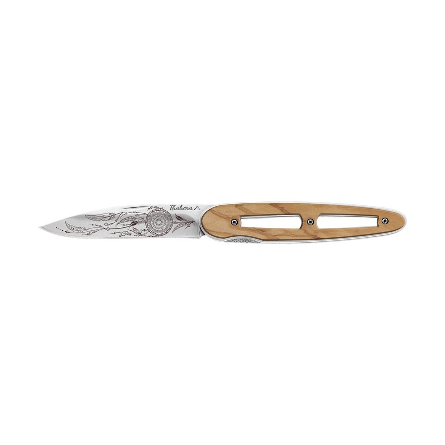 Couteau acier finition brillante plaquette ajourée bois clair motif «attrape rêves»