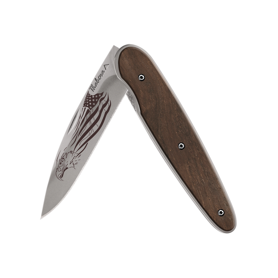 Couteau acier finition titane gris plaquette pleine bois foncé motif «aigle américain»